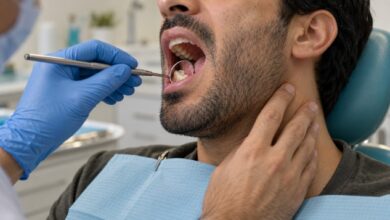معاینه دندان عقل بیمار با درد زیر فک و گلو در مطب دندانپزشکی